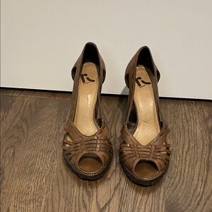 Report Brown leather Peep-Toe Heels